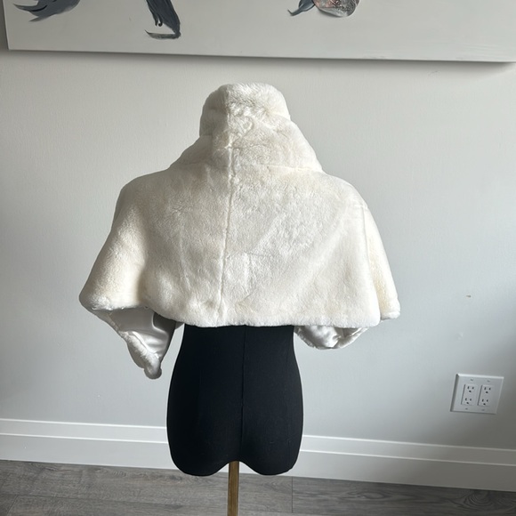 Worn once, ladies faux fur shawl, crème colour - Picture 2 of 4